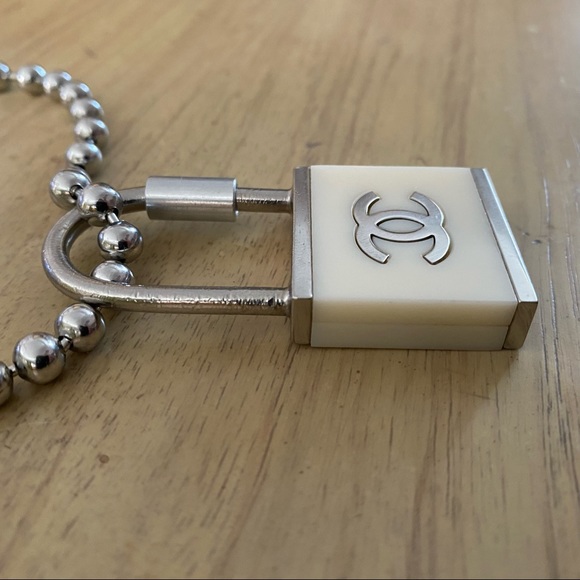 Chanel 02C padlock keychain - Picture 11 of 13